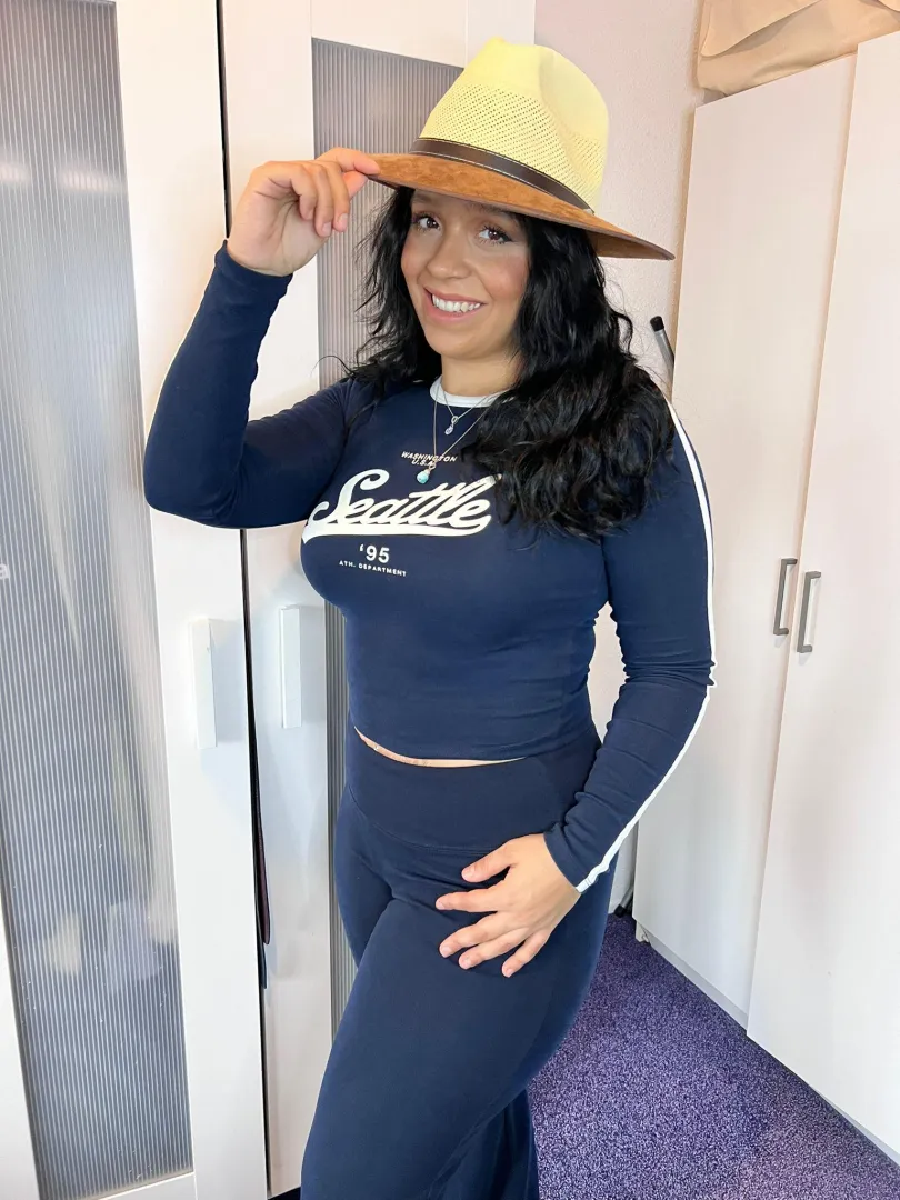 Sweet face, sinful curves—I’m the kind of delicious that lingers on your mind. posted by Galadriel69_