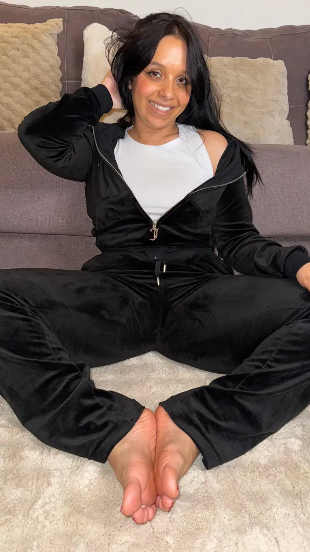 Sweet face, sinful curves—I’m the kind of delicious that lingers on your mind. posted by Galadriel69_