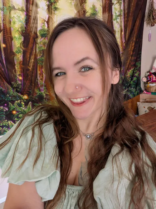 Sweet little smile, sick little brain by HelenaThistledown