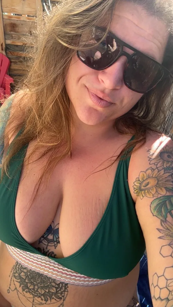 Tatted bbw stoner with big natural titties posted by handful_heather420