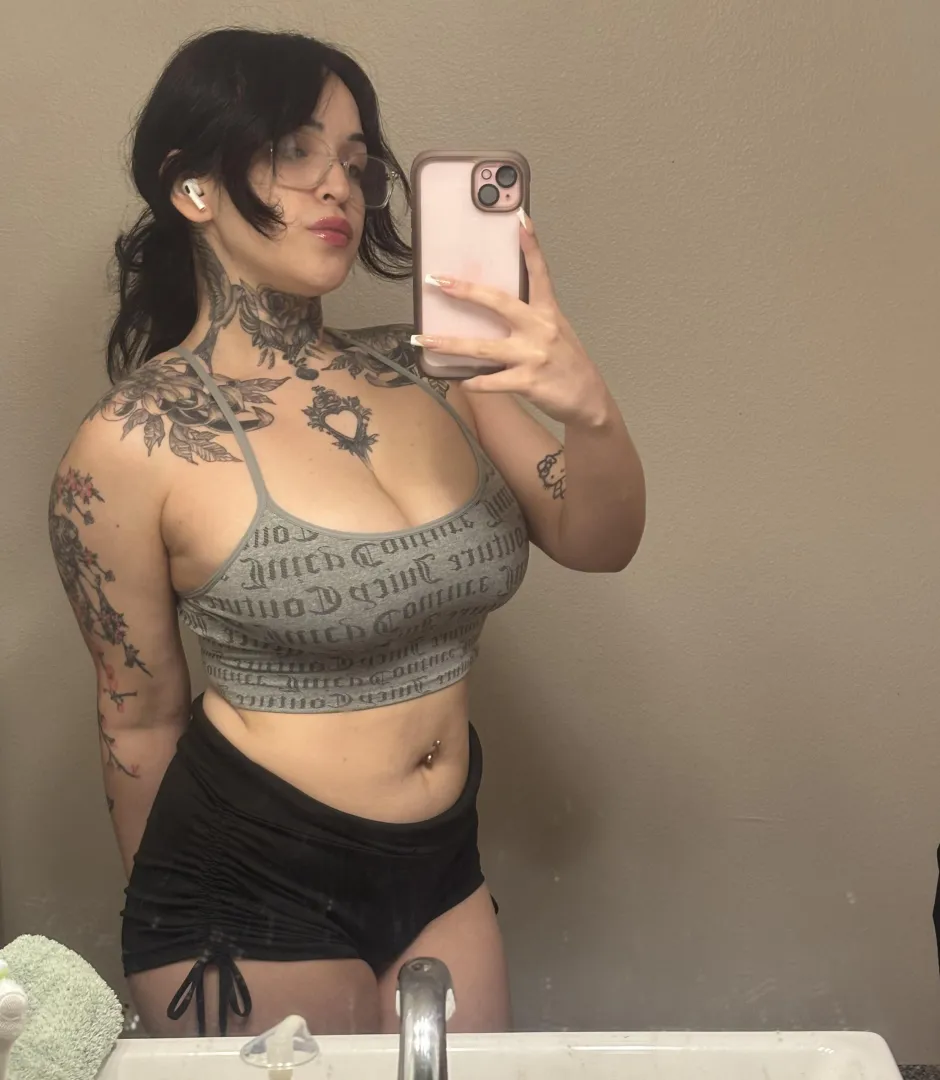 Tatted dom mommy :) posted by strawberriesncreaam_