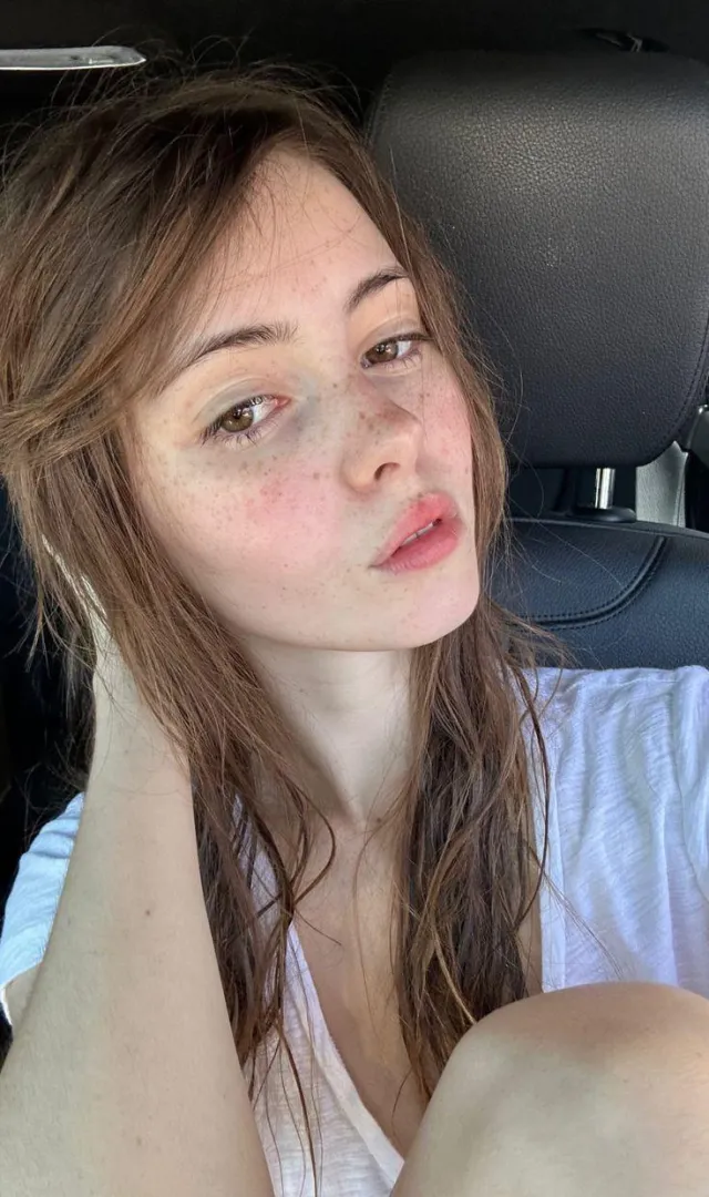 tell me straight… is my pretty little mouth perfect for swallowing daddy’s entire thick finish? :3 posted by RoseDusked