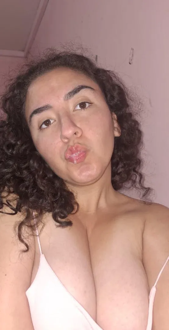 Tell me what you would do with my big nose posted by fetishbabe_dom