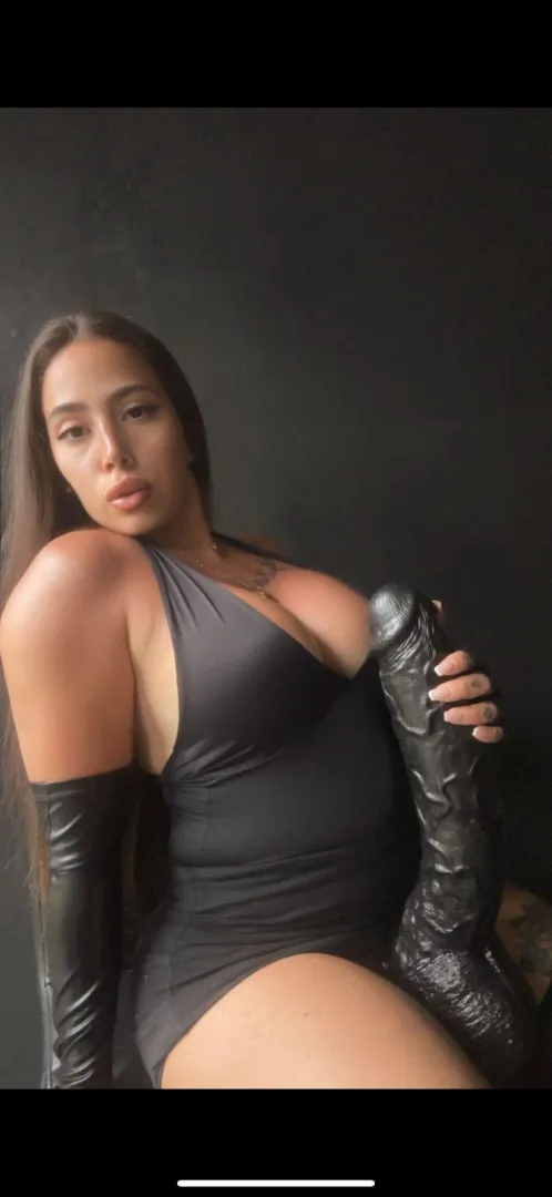 Tell what you would do to make Mommy's cock twitch posted by Giaccm