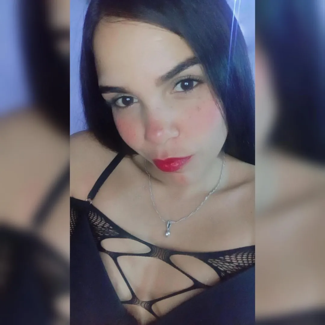 Tempting red lips posted by isabelawau