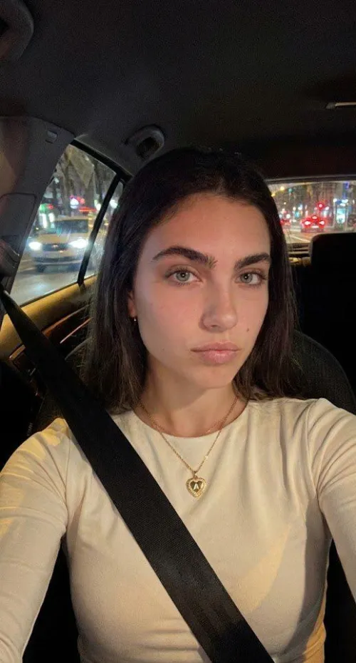 tengo cara de puta o de santa?? by LoudShift7284