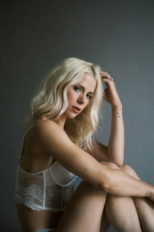 Tessa on a grey backdrop by Alejandro27