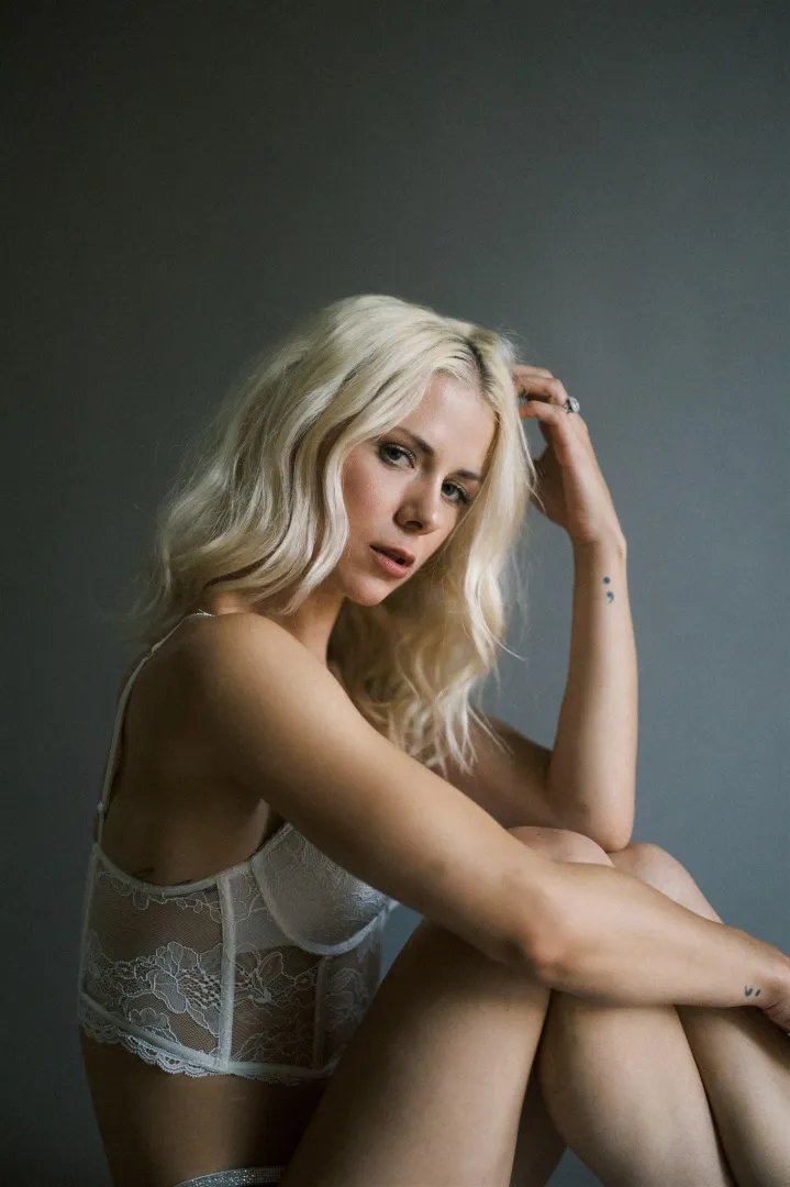 Tessa on a grey backdrop posted by Alejandro27