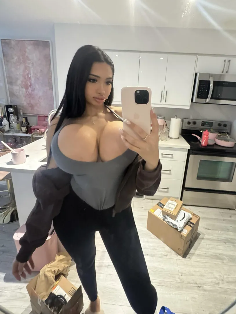 The amazon guy told me to go bigger posted by Thebrattyb2001