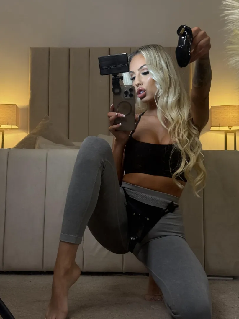 the best view you could have of your mistress posted by TrinketThick