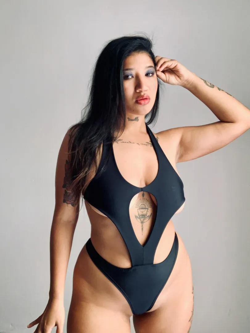 The color black enhances every inch of my curves posted by moroxhaa