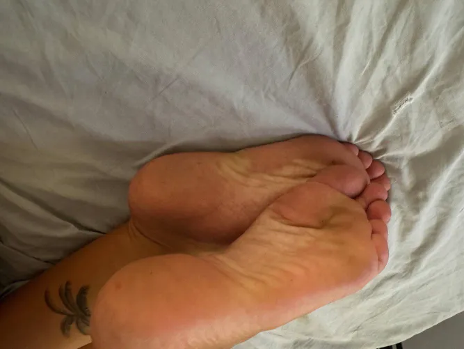 the kind of London feet that deserves to be worship by madisonfrolls