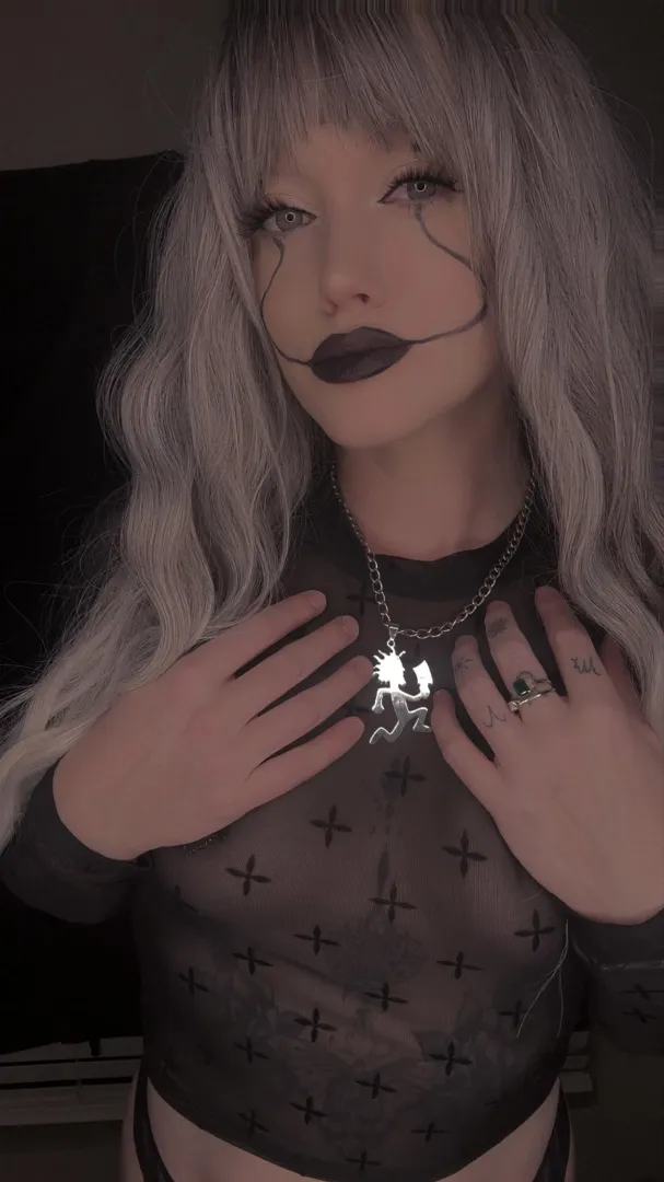 The moon is glorious posted by XOXAlaraXOX