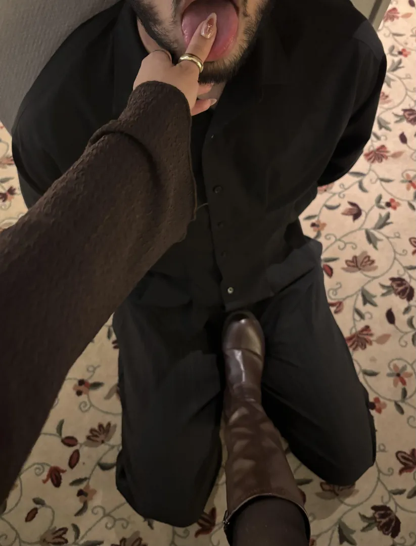 the position i like my simps in posted by m0mmyalexis