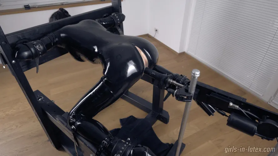 The slave girl @Mia_Moone is being prepared with the fuck machine⚙️ by latex-girl