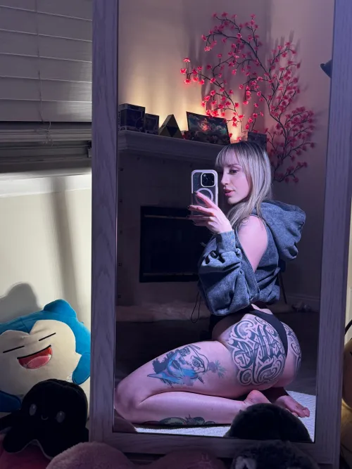 The tattoo says “don’t care” by justpeechixo