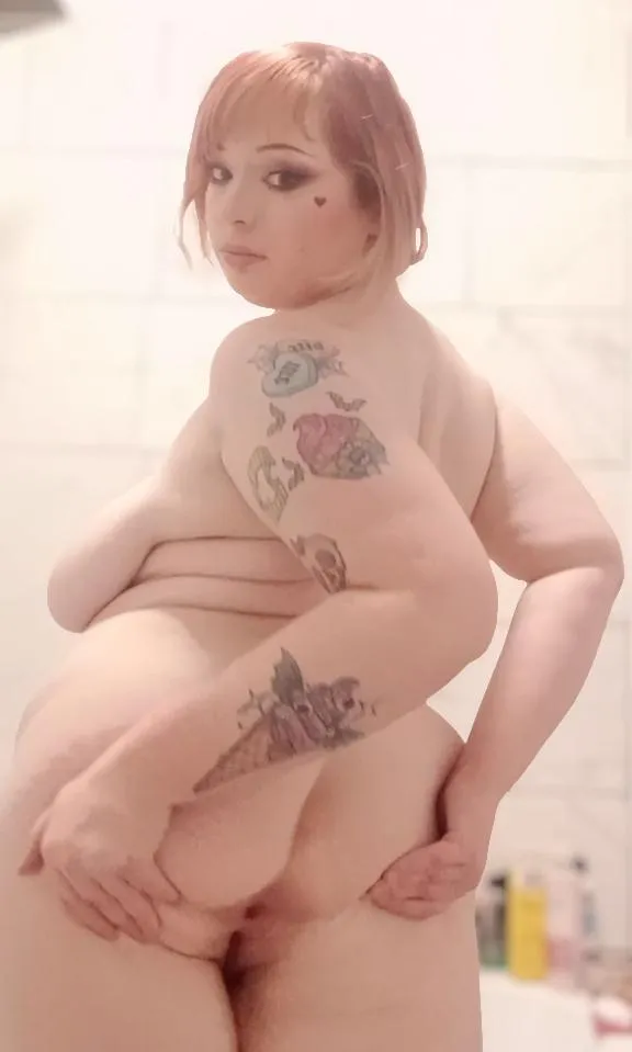 The thicc anal goth slut of your dreams posted by glittergapes