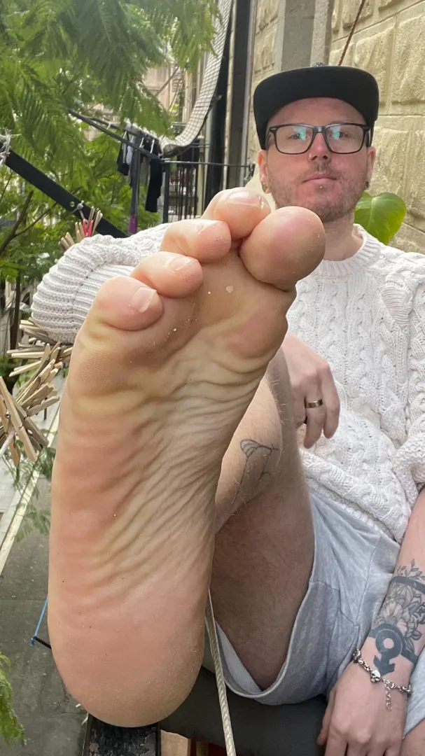 There is glitter under my sole who’s helping me remove it? posted by AlexDeSole