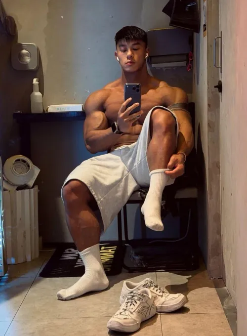 There was a new dumb trend going around where hot popular guys let weird guys possess their bodies instead. Evan managed to convince Daniel here to pet him possess him. Since then, it has been a year since that and Evan can't help but enjoy sending guys by FroggyZorua48