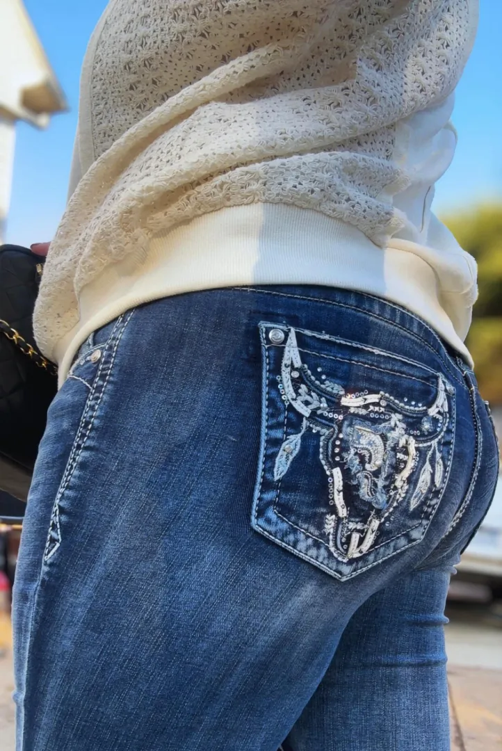 There’s something about curves in denim. posted by TwilightHaze00