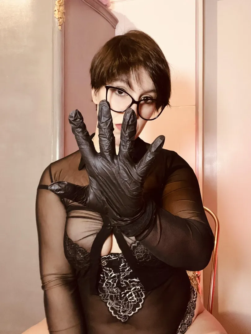 There’s something about gloves that makes everything feel intentional. posted by Inesitaax