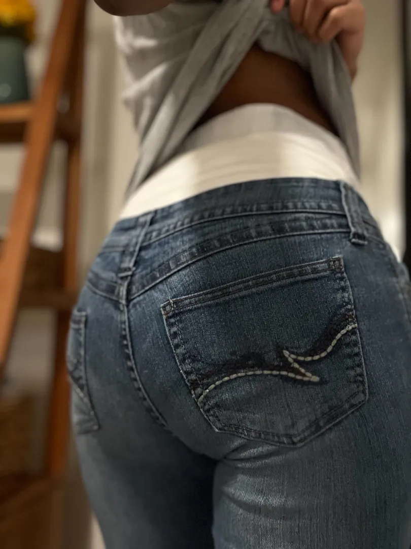 These jeans are doing absolutely nothing/the shirt is the only thing helping right me rn lol posted by Whimsy_Lou_