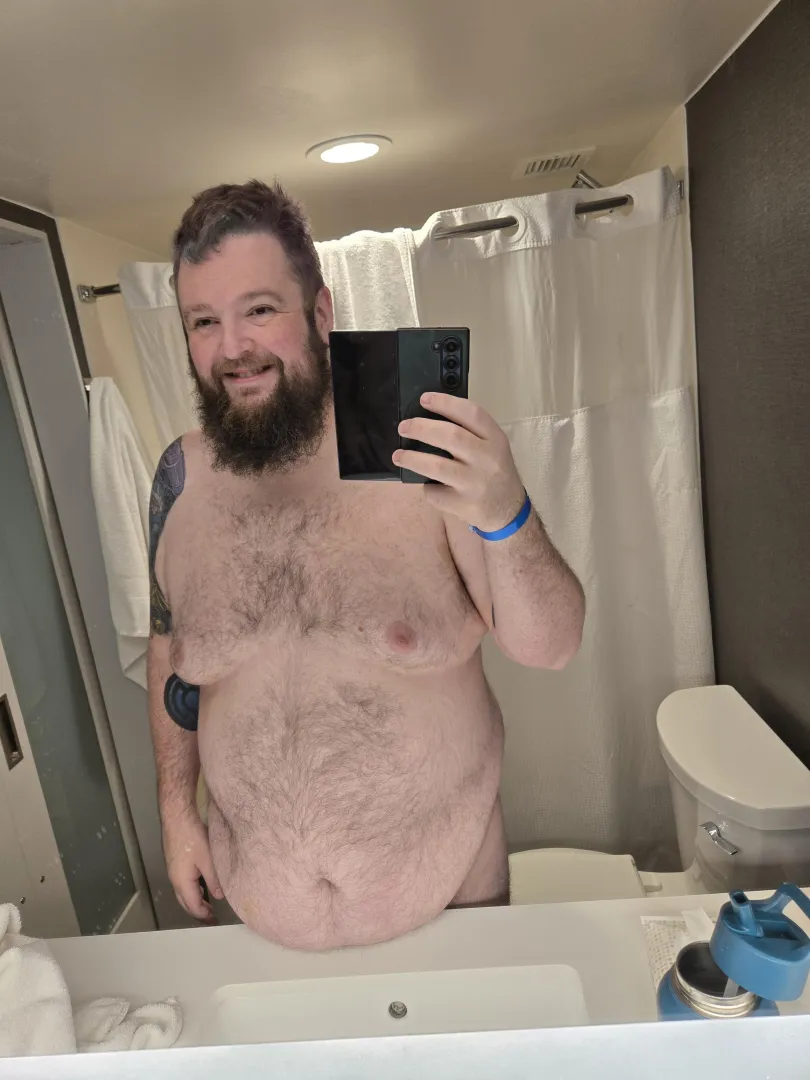 Thicc bear takes advantage of hotel lighting. posted by oymojo1981