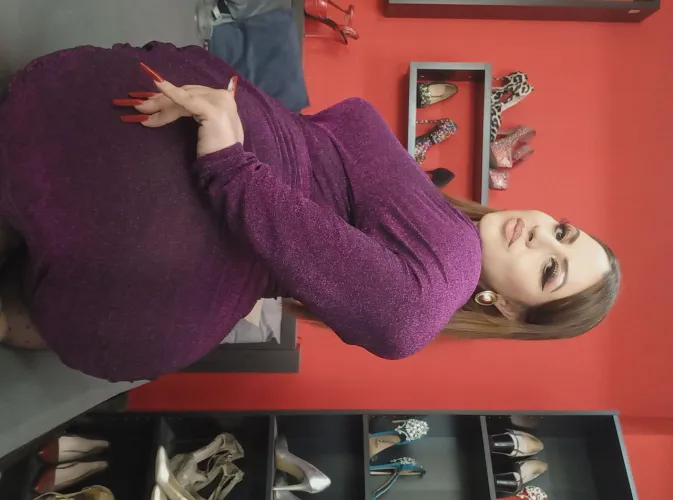 Thick curves MILF writing bad checks with her ass by mariskavolkov