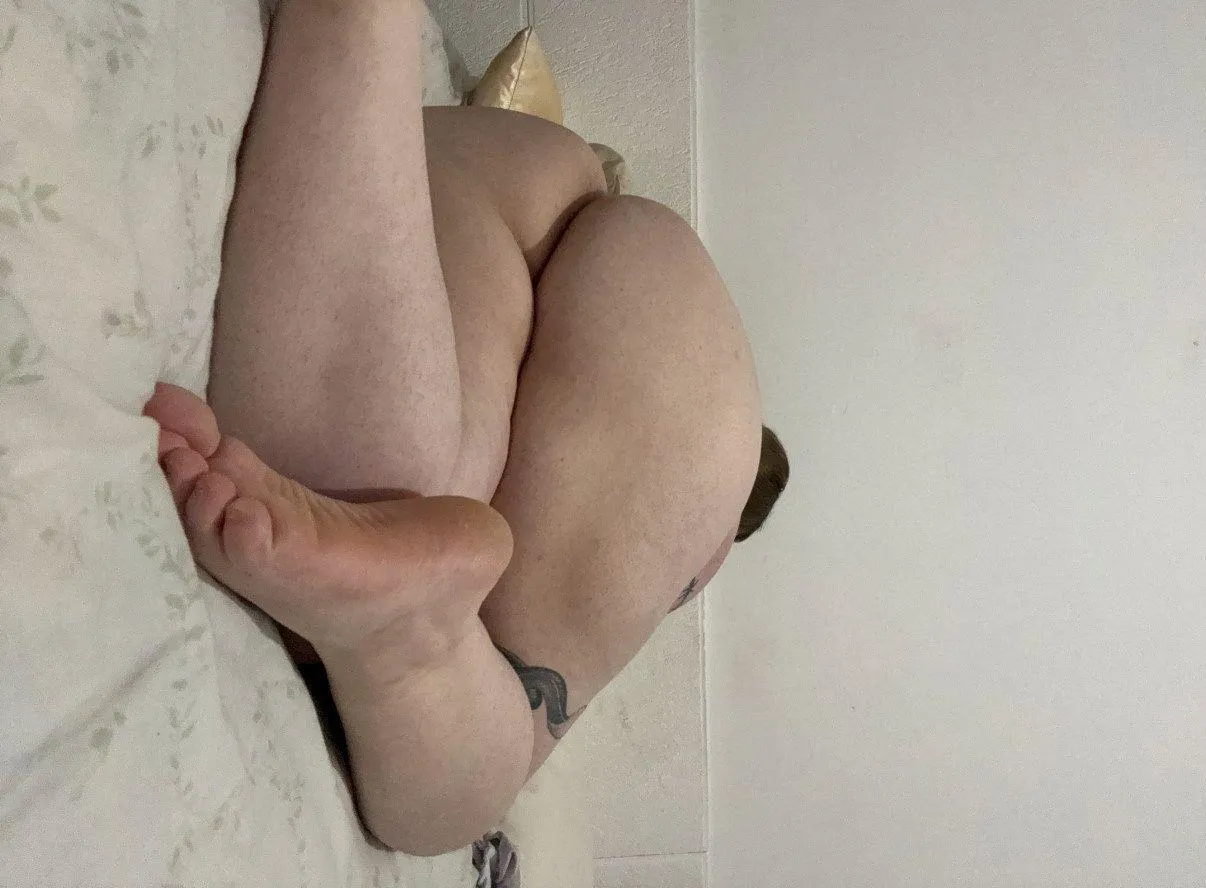 Thick Latina curves showing everywhere, feeling shy… Be real: would you enjoy seeing a thick BBW all open? Y/N? posted by GlintOfTrouble