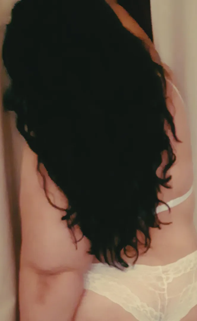 Thick, latina y con una sonrisa que no es inocente. Lo mejor no siempre se publica acá… link en mi perfil ✨ posted by VelvetRogue25