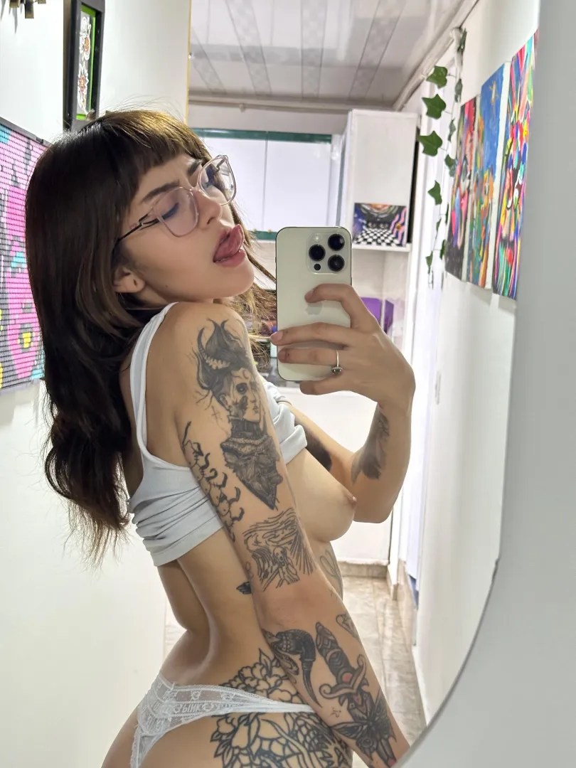 think i’m hot enough to fuck or what? posted by rosyyhaze