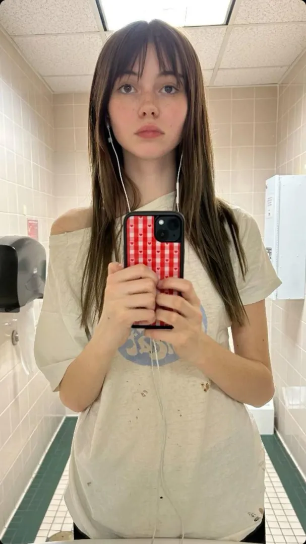 think you could scoop up my lightweight body and fuck me hard against the wall? :3 posted by PetalsCinder