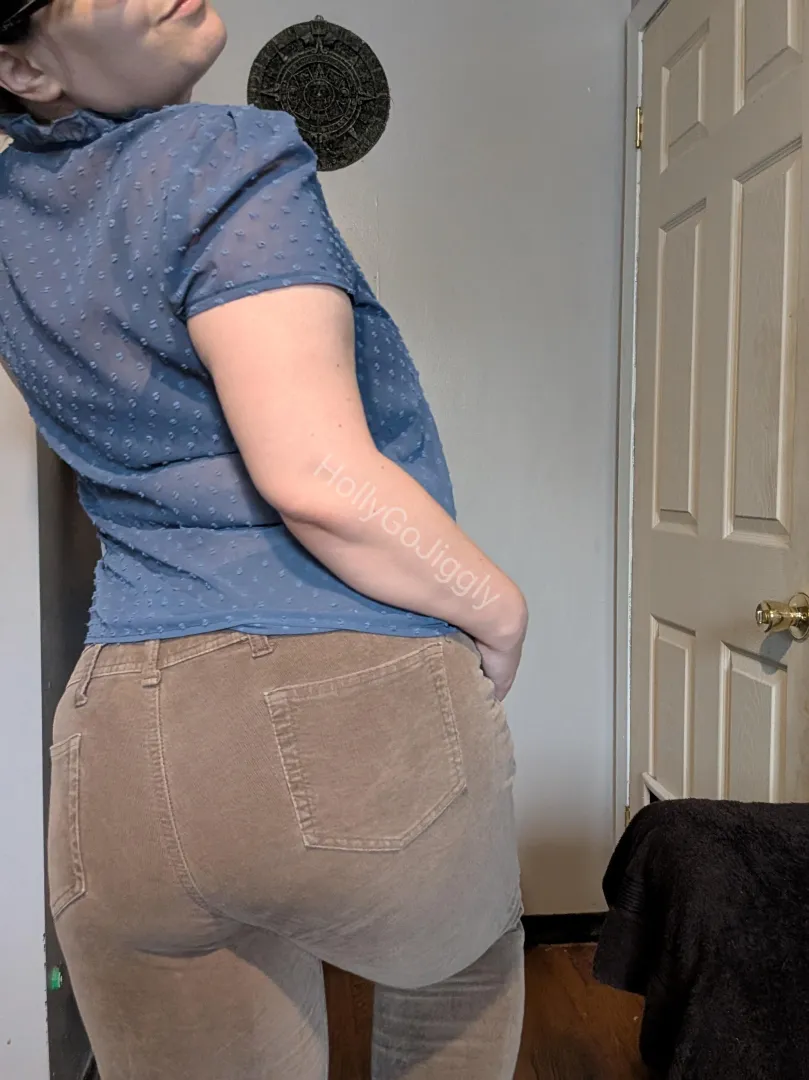 This booty getting worked on the stairs all day doing laundry [F] posted by HollyGoJiggly