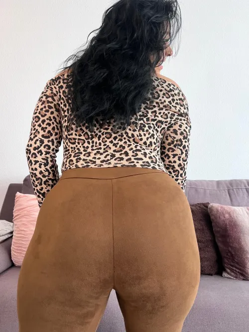 This booty’s so tight, it’ll rewrite your definition of *perfect grip* by Galadriel69_