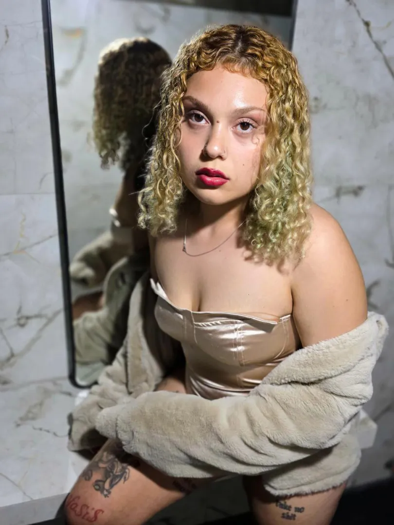 This goddess puts on her bodysuit today. I want to see you lose control. Don’t let appearances fool you. posted by UdulceRuby