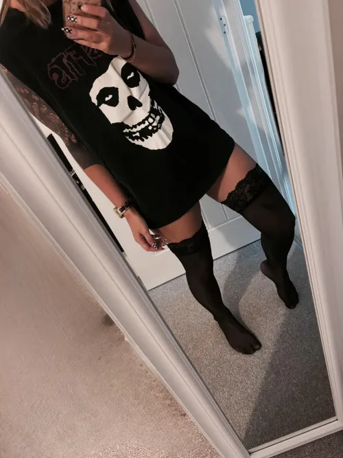This is me! ❤️ Hi, thought I’d finally introduce myself! My names Hayley, Im 30, been selling for a few months but new to Reddit. I sell worn items only and some feet pics, but come say hi and I can show you what stock I have  (UK) by pikapika09x