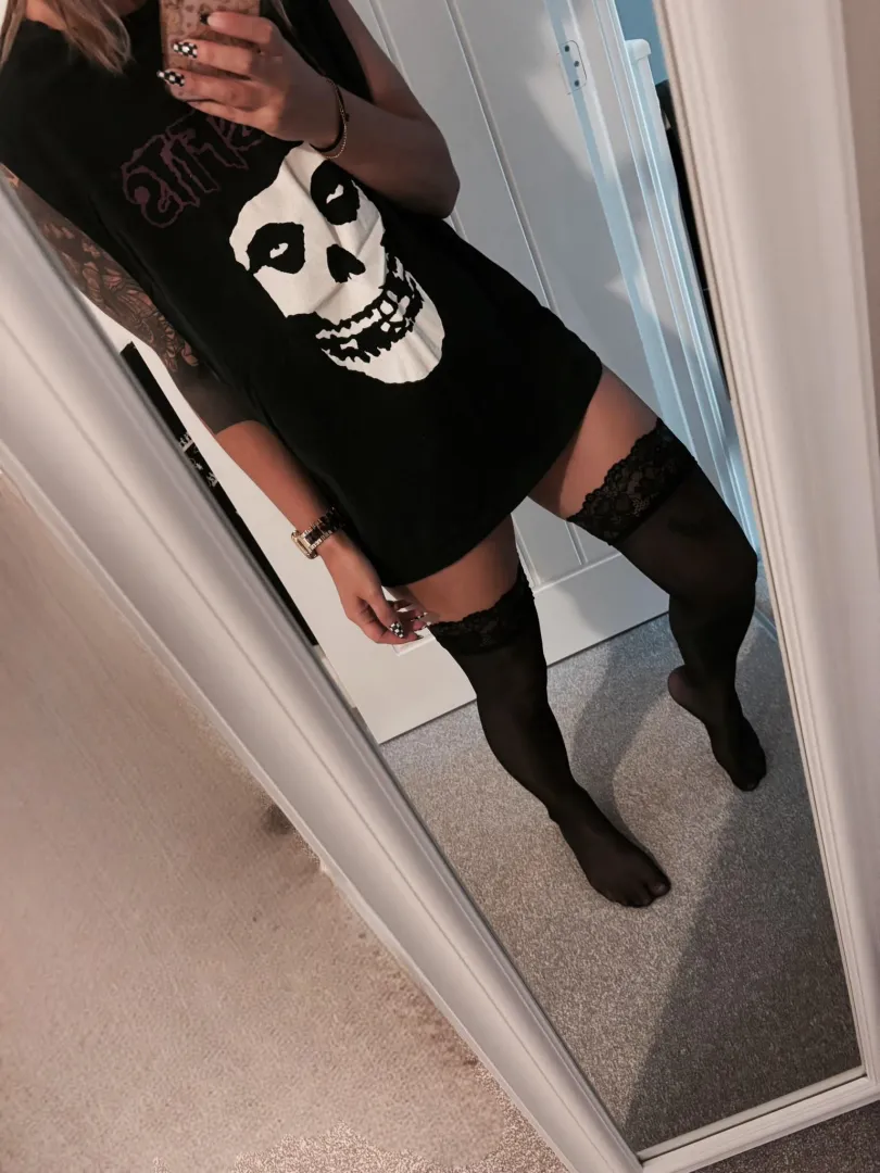 This is me! ❤️ Hi, thought I’d finally introduce myself! My names Hayley, Im 30, been selling for a few months but new to Reddit. I sell worn items only and some feet pics, but come say hi and I can show you what stock I have  (UK) posted by pikapika09x