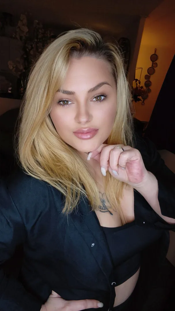 This is your sign to try a blonde once in your life posted by LegsAndEggs25