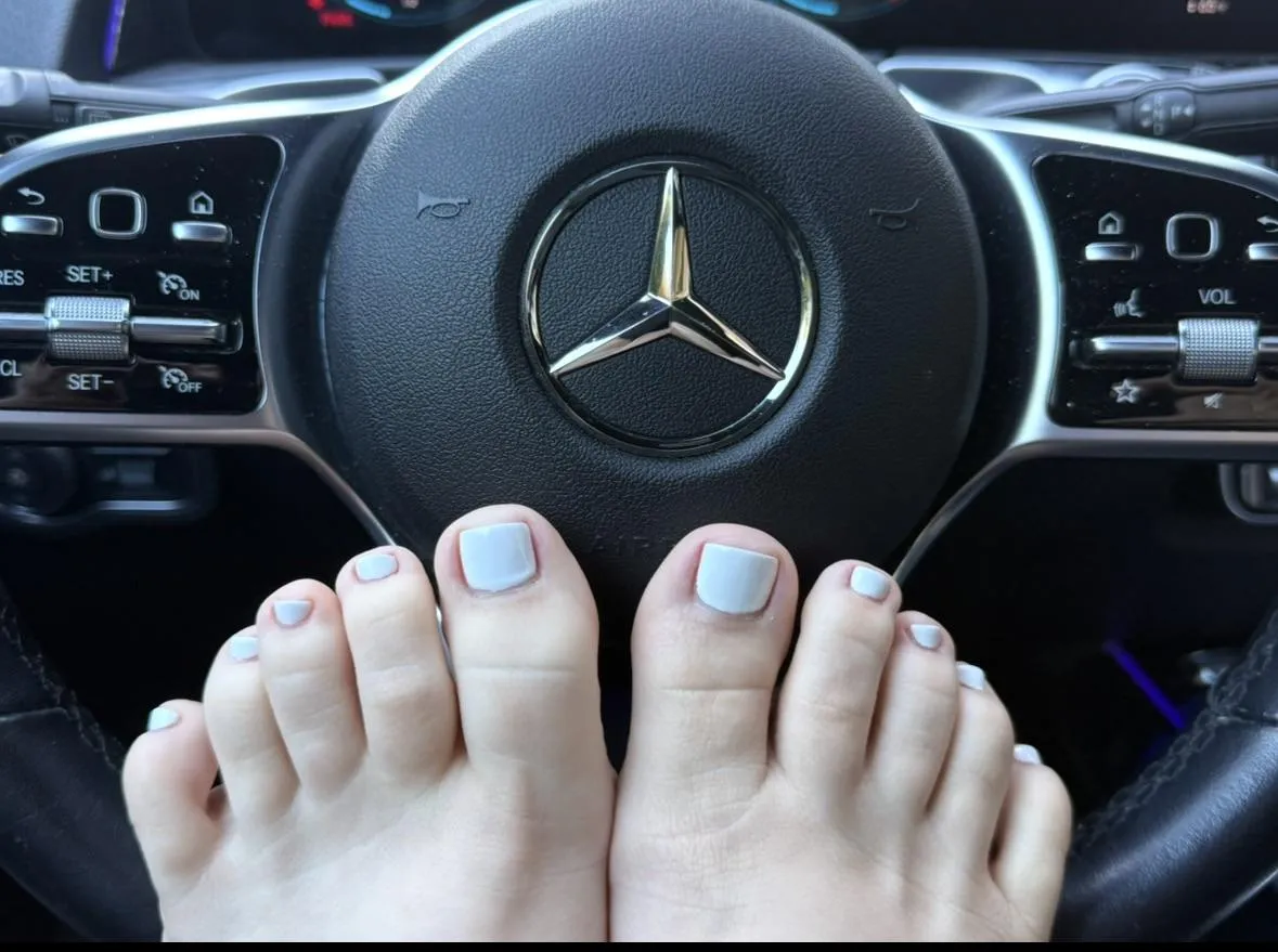 This milf showing off her white toes in her car posted by mommysfeetxox