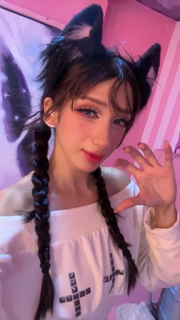 This pet’s been extra naughty today… collar’s on and I’m dripping for your hands posted by GirlShapedError