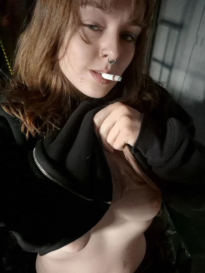 Titties and a ciggy posted by saraonly420