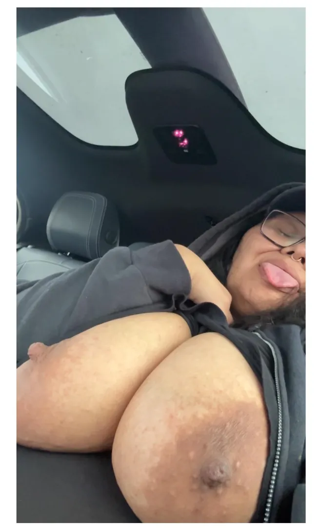 titty flash in an uber posted by notlydiagrey