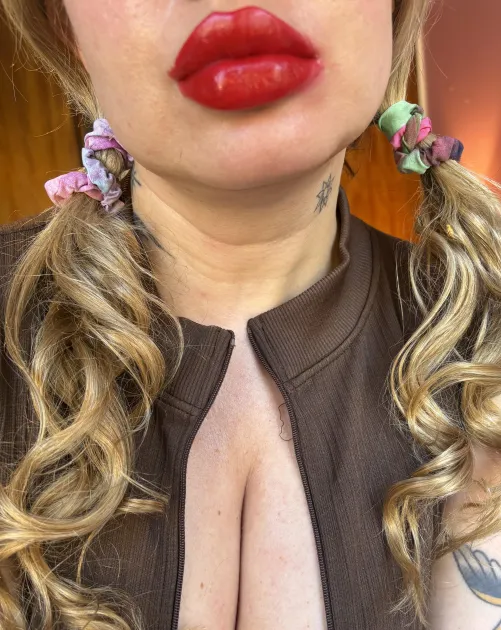 Today I chose a very intense red by glazedskin-