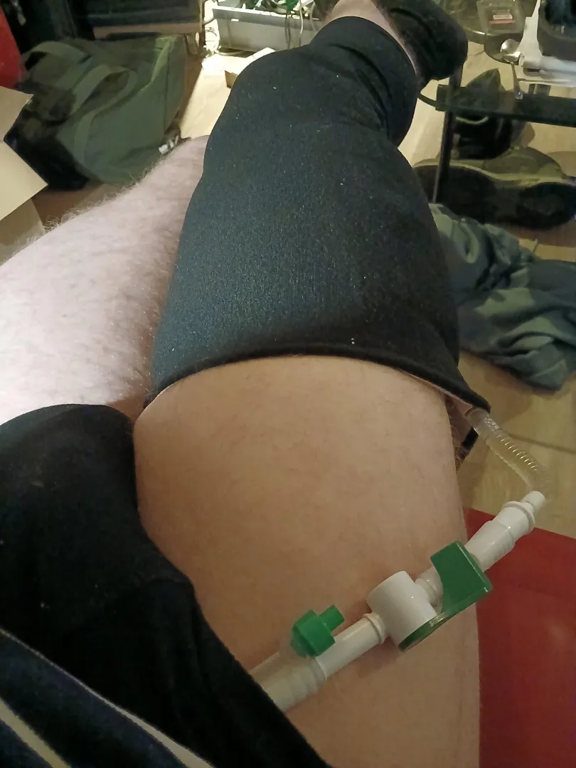 Today I was creative with women's leggings. I cut off one of the trouser legs and sewed on a new end edge, thus hiding my leg bag and reducing the chance of it sinking. And if it freezes outside, there is less chance of the cold getting in because this  posted by baak20001