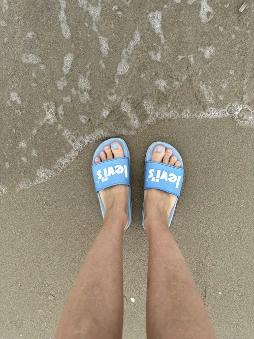 Toenails matching the sliders by nadianoode