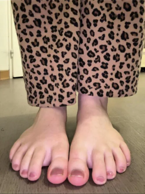 Toes ready to be kissed by Melanie_Soles