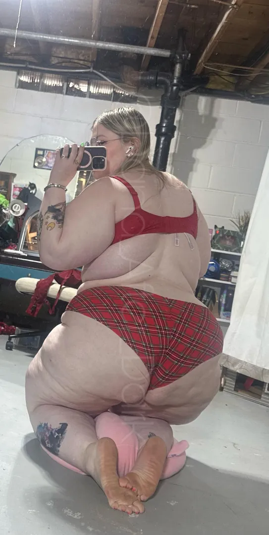 Tootsies and booty posted by Twolittlepiggis