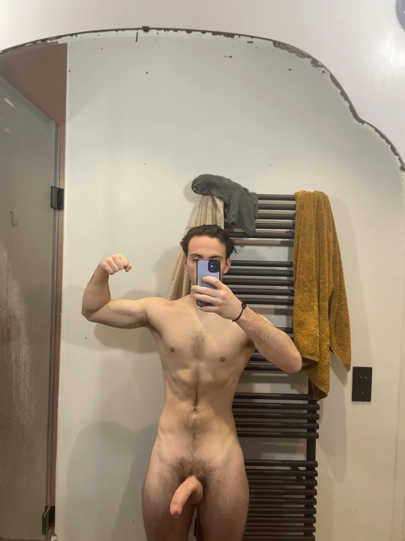 Toujours un peu excité après la douche posted by DutyVegetable2723