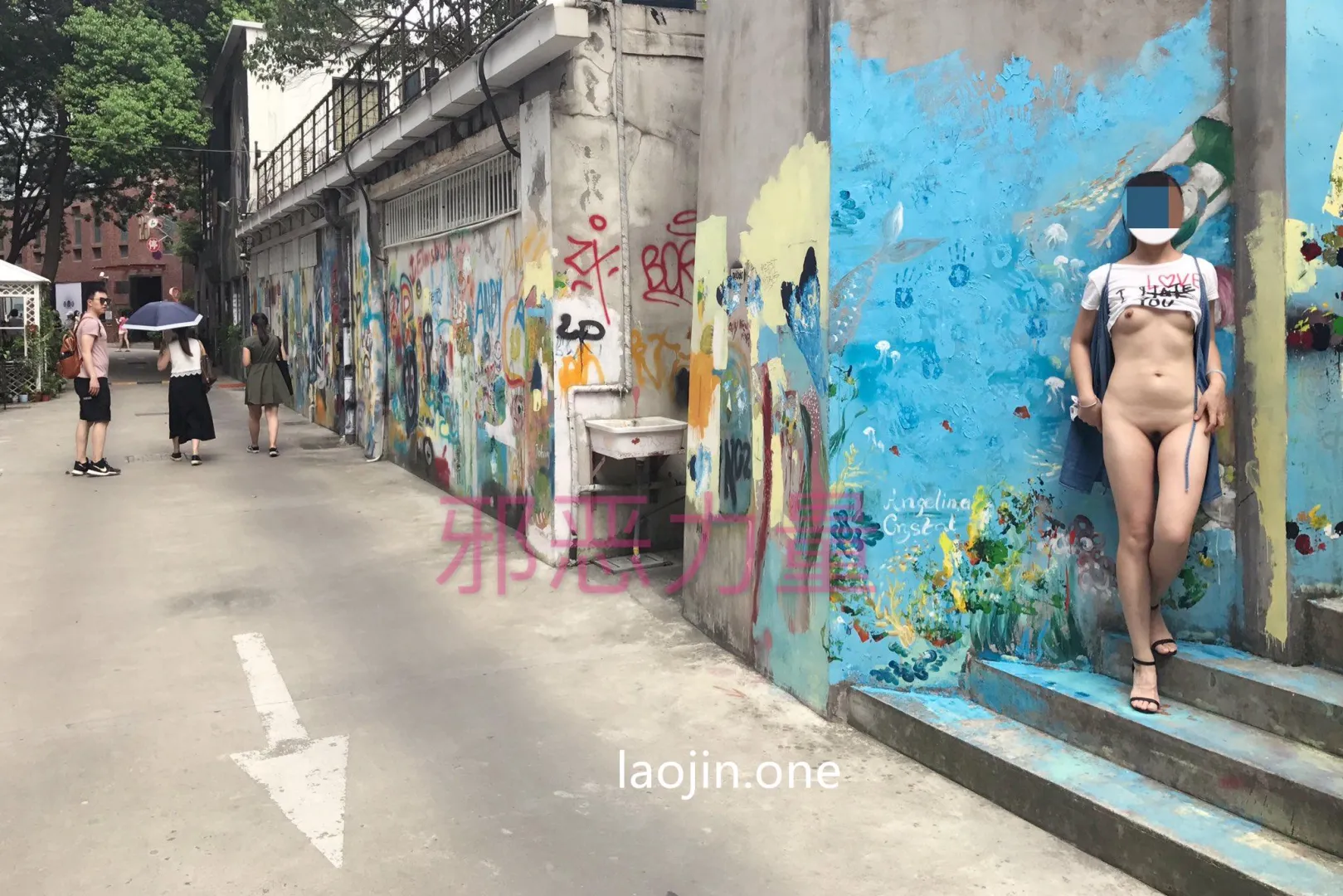 tourist posted by avenavonlee