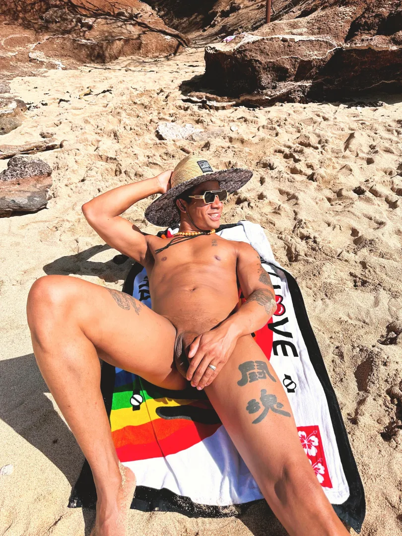 Tropical Paradise ☀️️⛱️ posted by KeybladeWielder-77